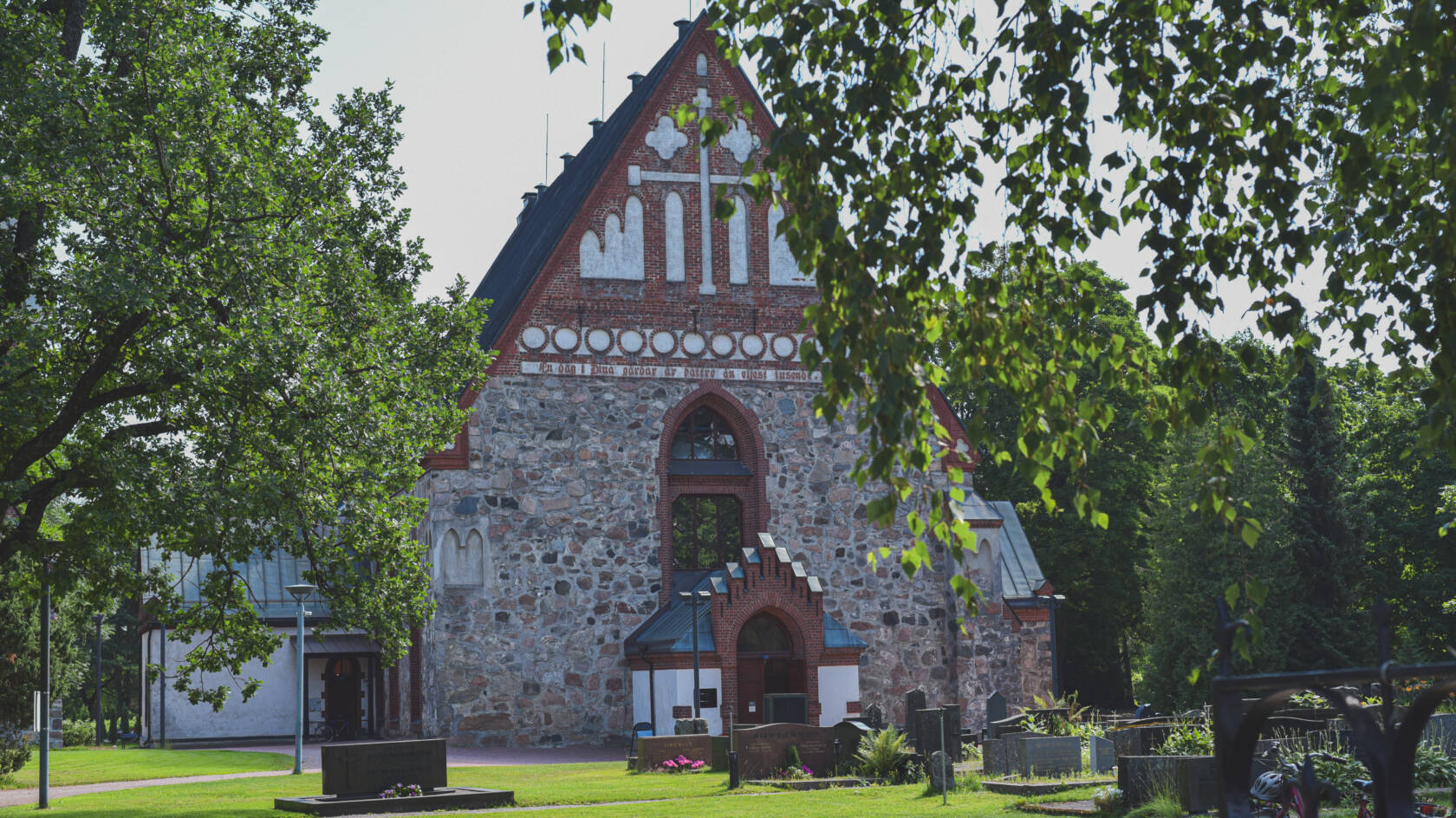 Pyhän Laurin Kirkon fasadi ja hautausmaa
