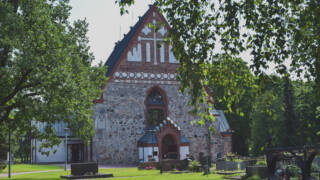 Pyhän Laurin Kirkon fasadi ja hautausmaa
