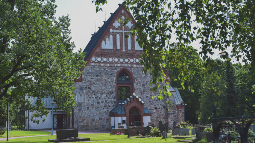 Pyhän Laurin Kirkon fasadi ja hautausmaa