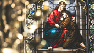 Glasmålningen ovanpå altartavlan i Helsinge kyrka S:t Lars.