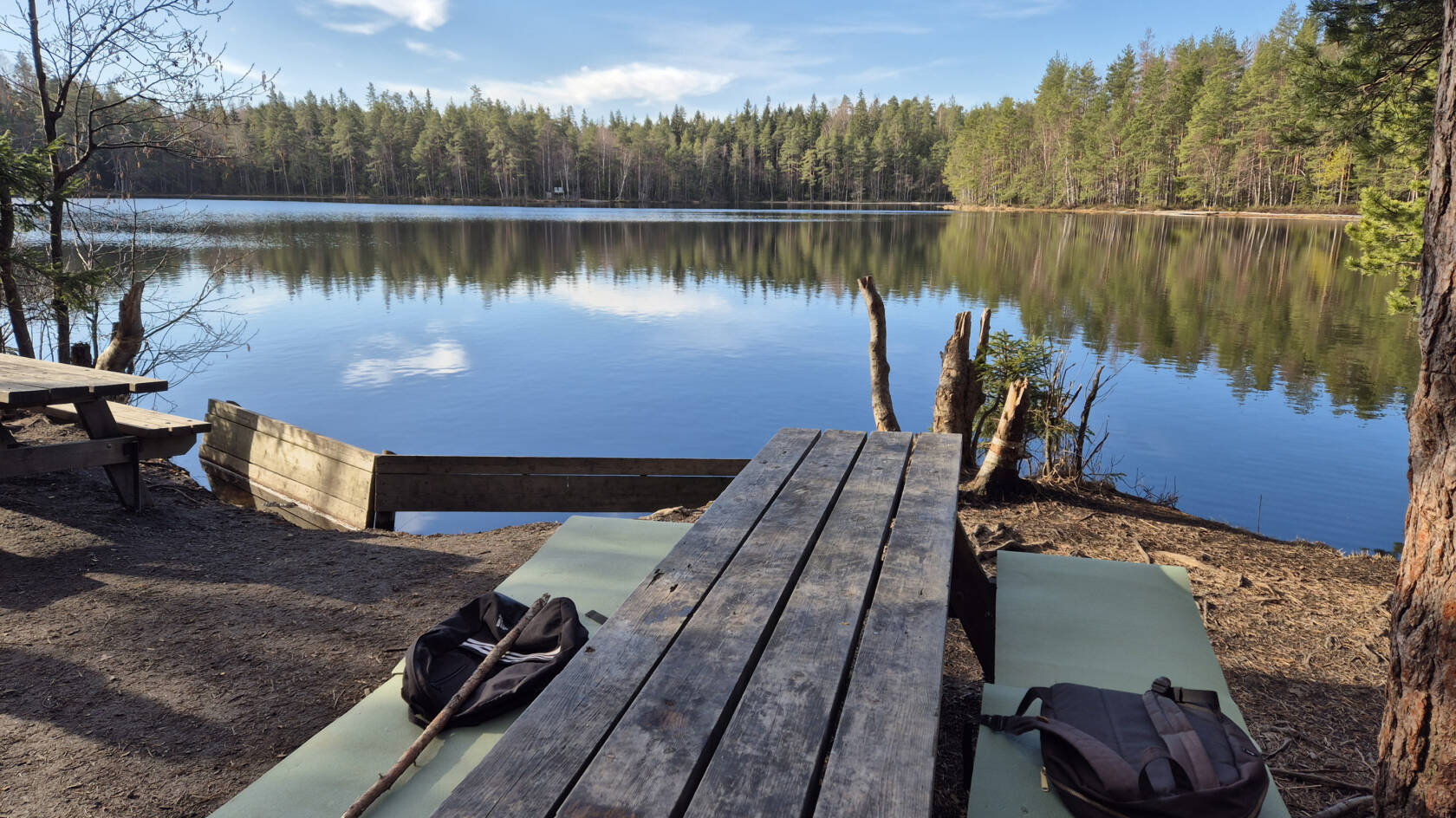 Levähdyspaikka tyynen järven rannalla.