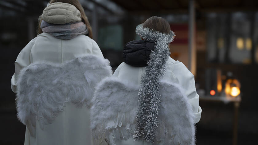 Kaksi enkelihahmoa valkoiset siivet selässä.