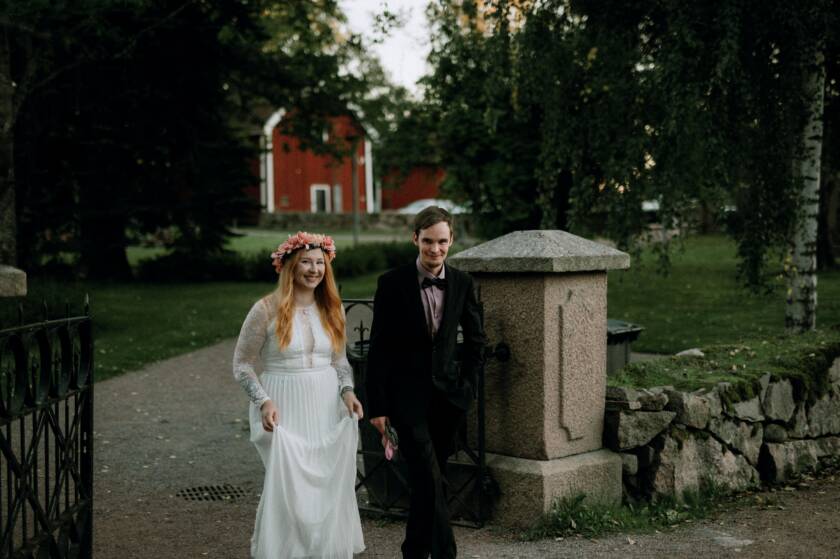 Brudparet vid porten till S:t Lars kyrka.