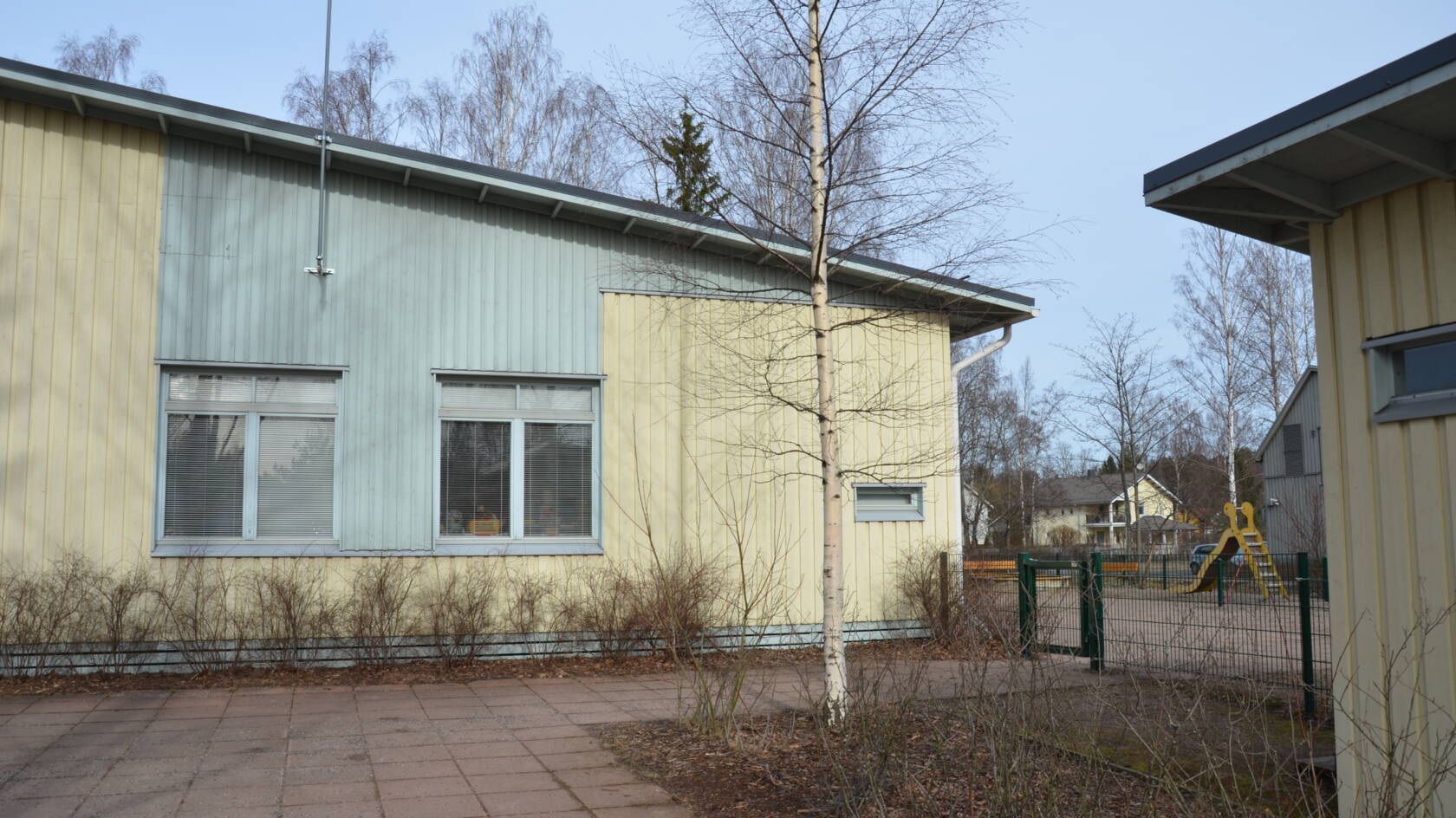 Ylästön seurakuntatalon julkisivua.