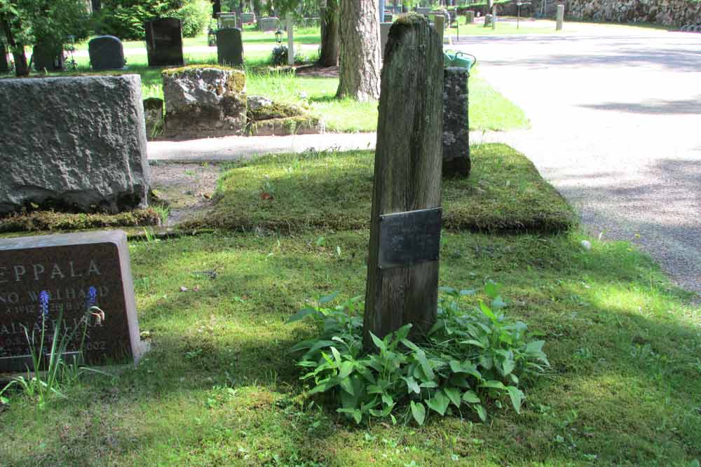 Vanha puinen hautamuistomerkki.