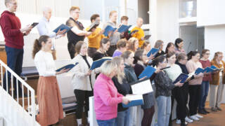 Vox-Gaudiosa kuoro harjoittelee Myyrmäen kirkolla.