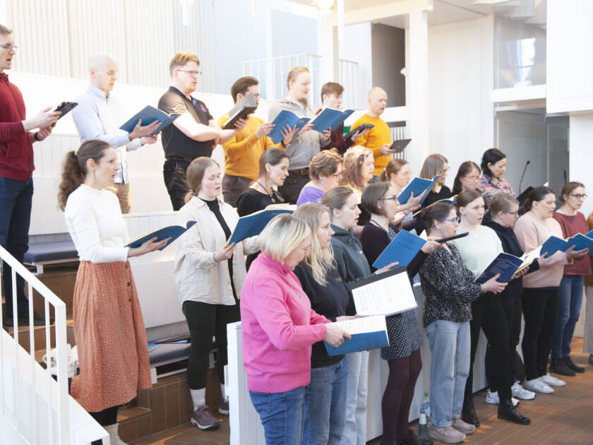 Vox-Gaudiosa kuoro harjoittelee Myyrmäen kirkolla.