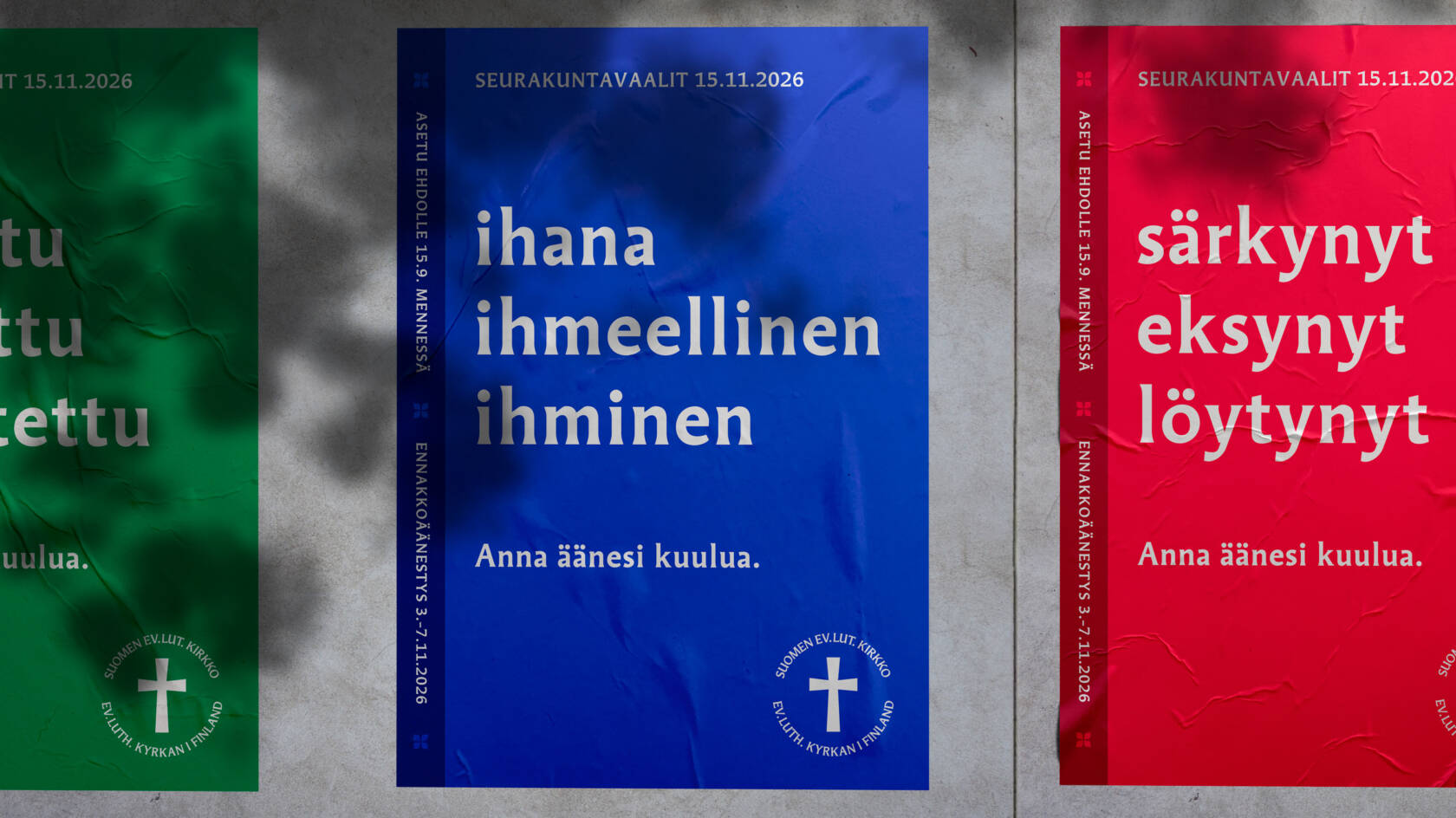 Alikulkutunnelin seinällä sininen vaalimainos. Ihmisiä kulkee ohi.
