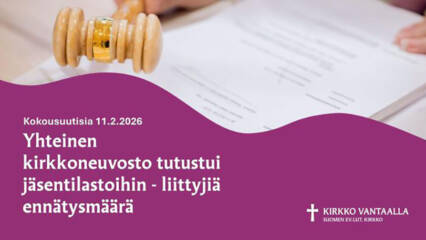 Käsi pitelee kokousnuijaa. Kuvan alla teksti yleinen kirkkoneuvosto tutustui jäsentilastoihin - liittyjiä ennätysmäärä.