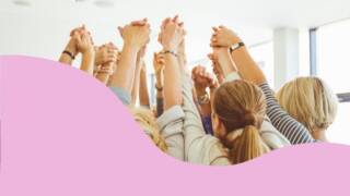 Pinkki värielementti, joukko naisia tuulettaa.