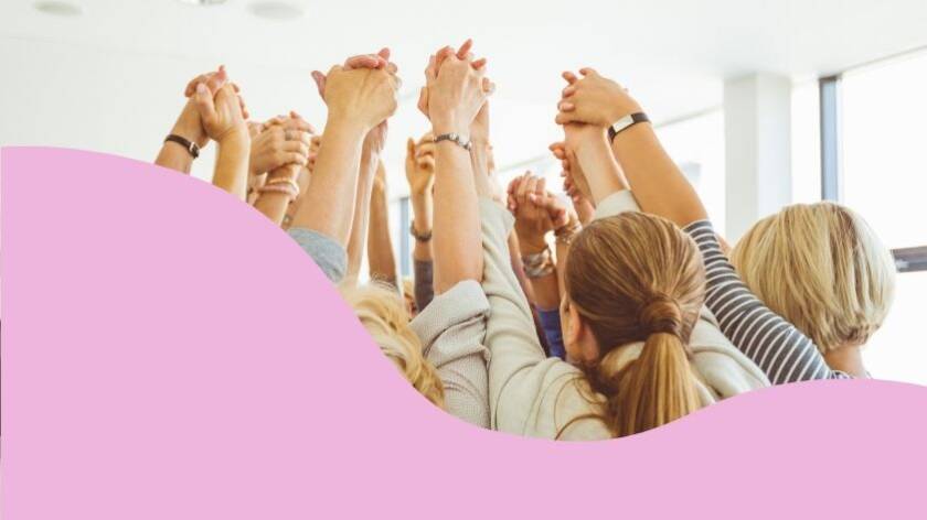Pinkki värielementti, joukko naisia tuulettaa.