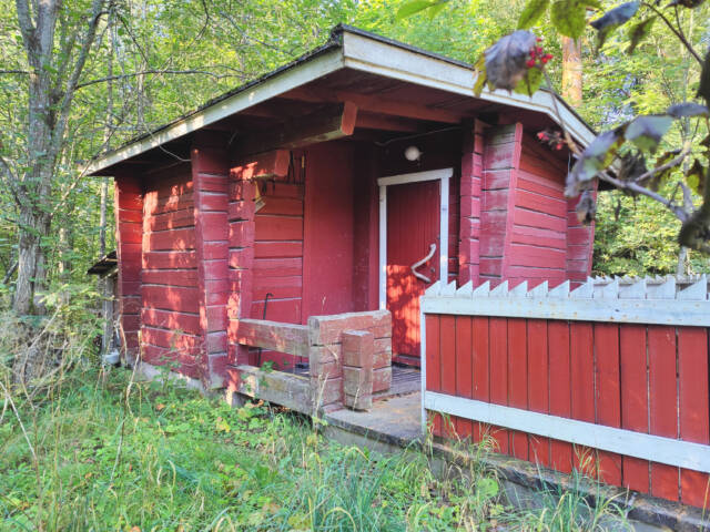 Seutulan kappelin punainen pihasauna.