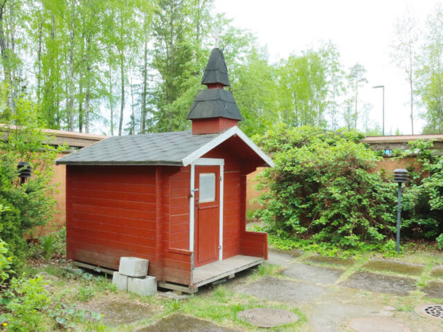 Kivistön kirkon punainen leikkimökki.