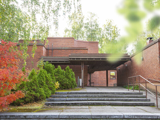 Kivistön kirkon ulkokuva. Kuvassa kulkureitti pääsisäänkäynnille.
