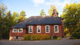 Kuvassa Seutulan kappeli. Punainen vanha kappeli jossa kaari-ikkunat.