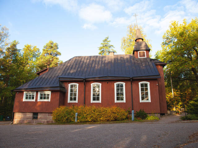 Kuvassa Seutulan kappeli. Punainen vanha kappeli jossa kaari-ikkunat.