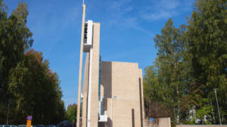 Myyrmäen kirkon julkisivu.