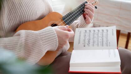 ukulele ja virsikirja.