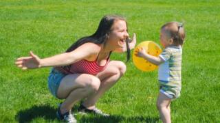Äiti ja lapsi leikkivät.