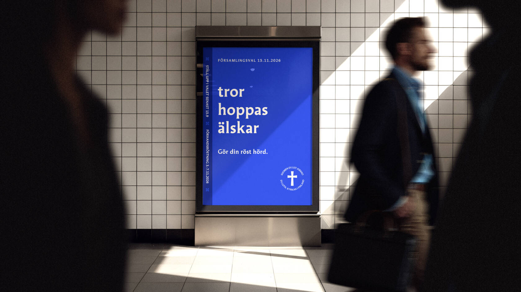 Människor som går förbi reklam i metrogång.