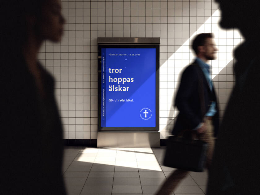 Människor som går förbi reklam i metrogång.