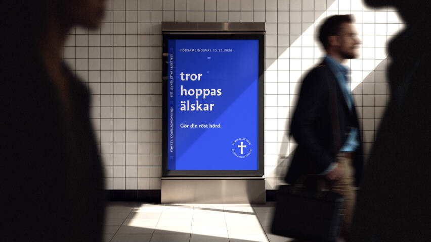 Människor som går förbi reklam i metrogång.