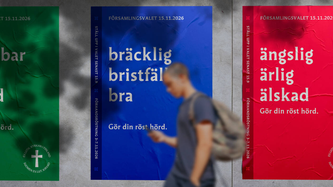 Ung man strosar förbi valaffisher.