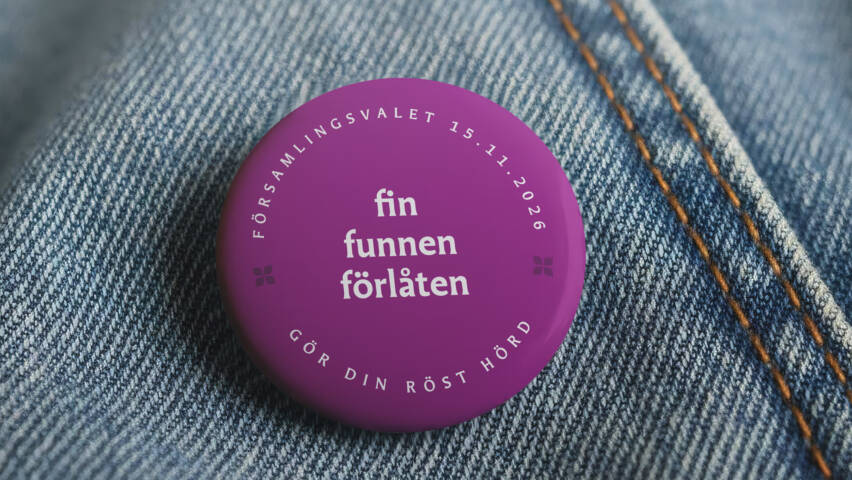 Brosch på jeansjacka med texten "Fin, funnen, förlåten".