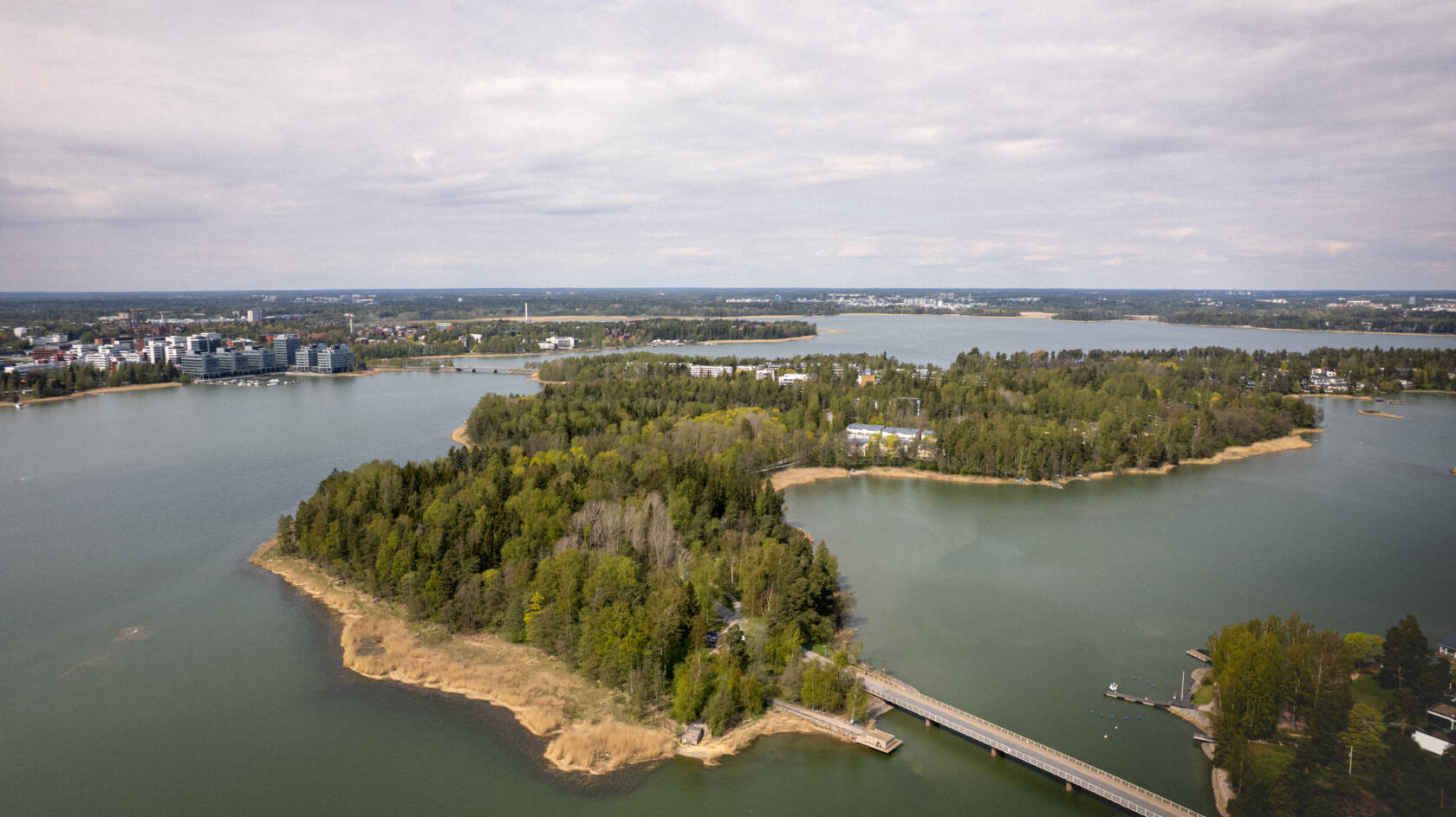 en ö fotograferad med drönare, till vilken det leder en bilbro