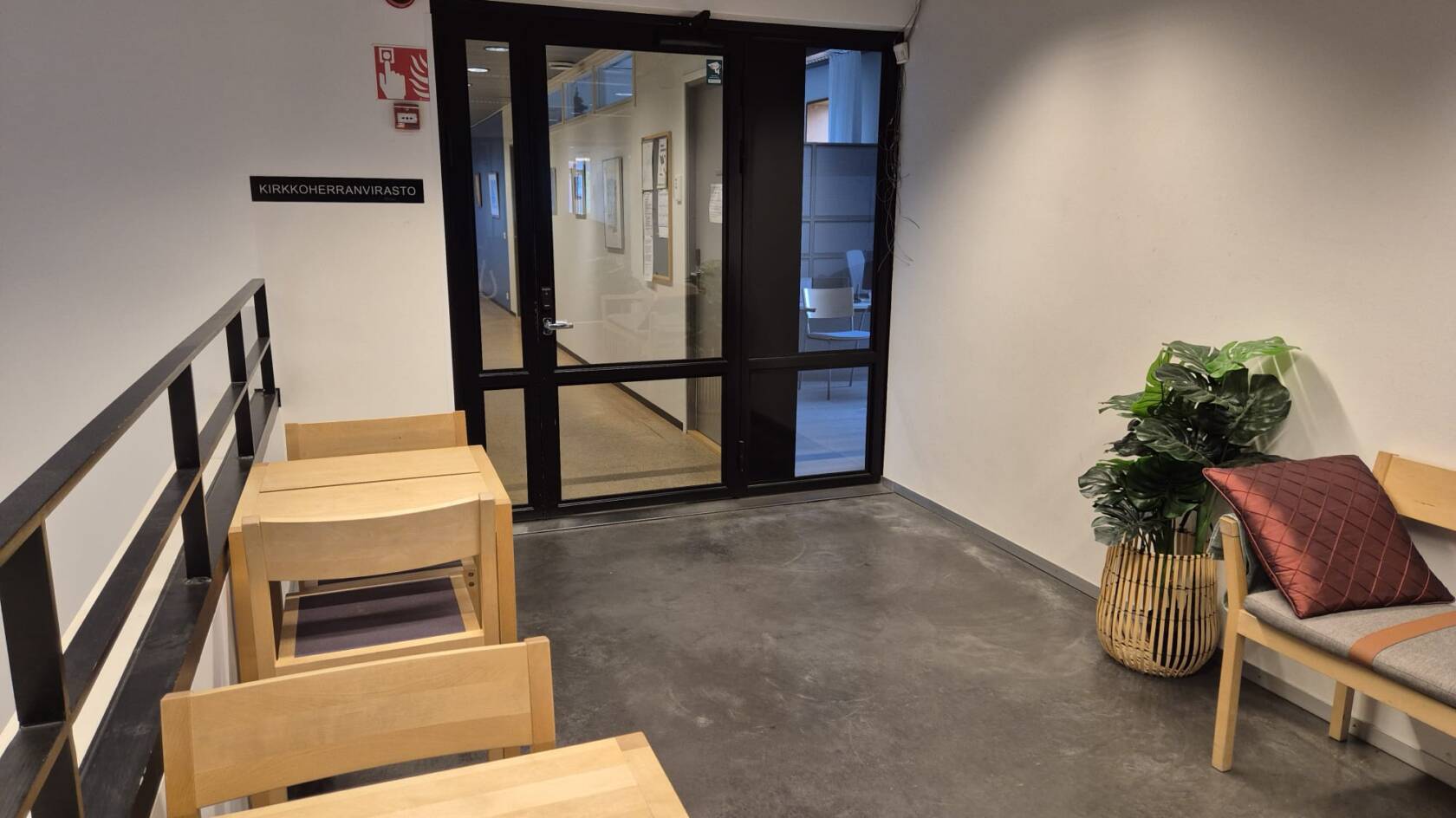 Korson kirkkoherranviraston sisäänkäynti kirkon sisällä.