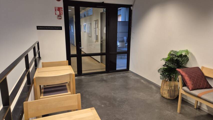 Korson kirkkoherranviraston sisäänkäynti kirkon sisällä.