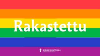 Sateenkaaren värisellä pohjalla teksti Rakastettu