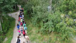 ihmisiä kävelemässä jonossa.