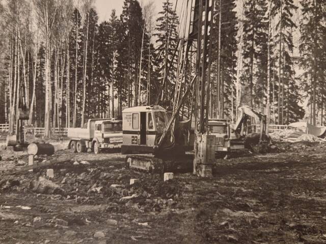 Tyhjällä tontilla rakennuskoneita
