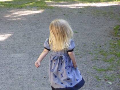 Pieni tyttö kävelee pois kädet nyrkissä.