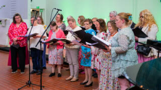 Rekola Gospel -kuoro esiintyy.