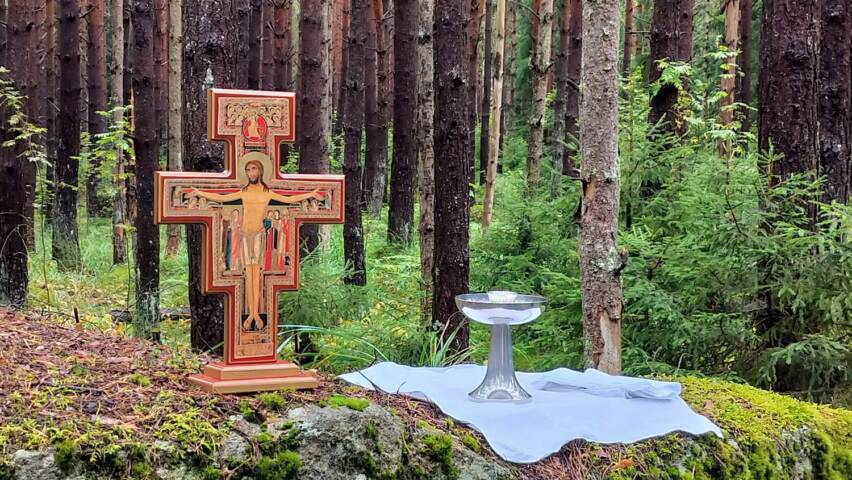 Metsäkirkon alttari Kylmäojan korvessa, kuva: Terje Kukk.