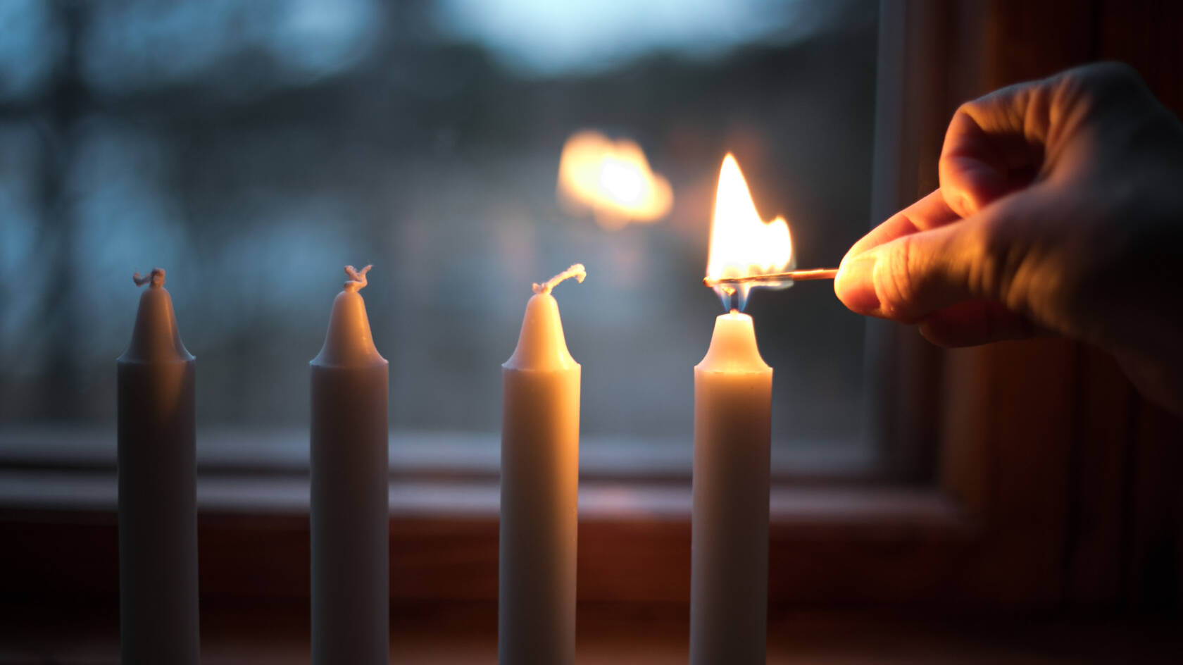 adventtikynttilät, ensimmäinen sytytetään.