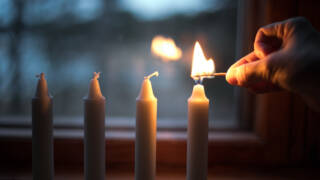 adventtikynttilät, ensimmäinen sytytetään.