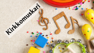 Kuvassa lattialla on nuotteja sekä nuottiavain, soittimia sekä puupalikoita.