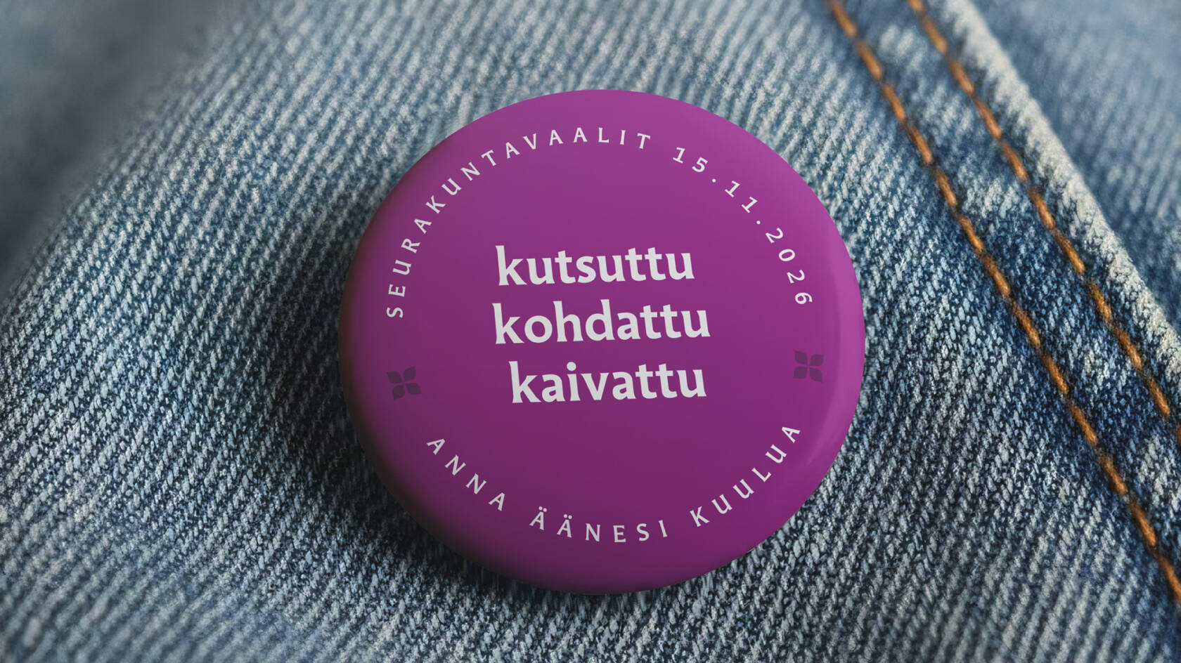 Äänetämiseen kehoittava rintanappi farkkutakissa.