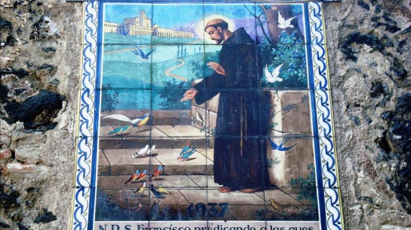 Kuvassa maalaus keraamisille laatoille Pyhän Franciscus Assisilaisen kirkosta, Coyoacanin hallintoalueelta, Mexico Citystä. Franciscus saarnaa linnuille. Wikimedia Commons.