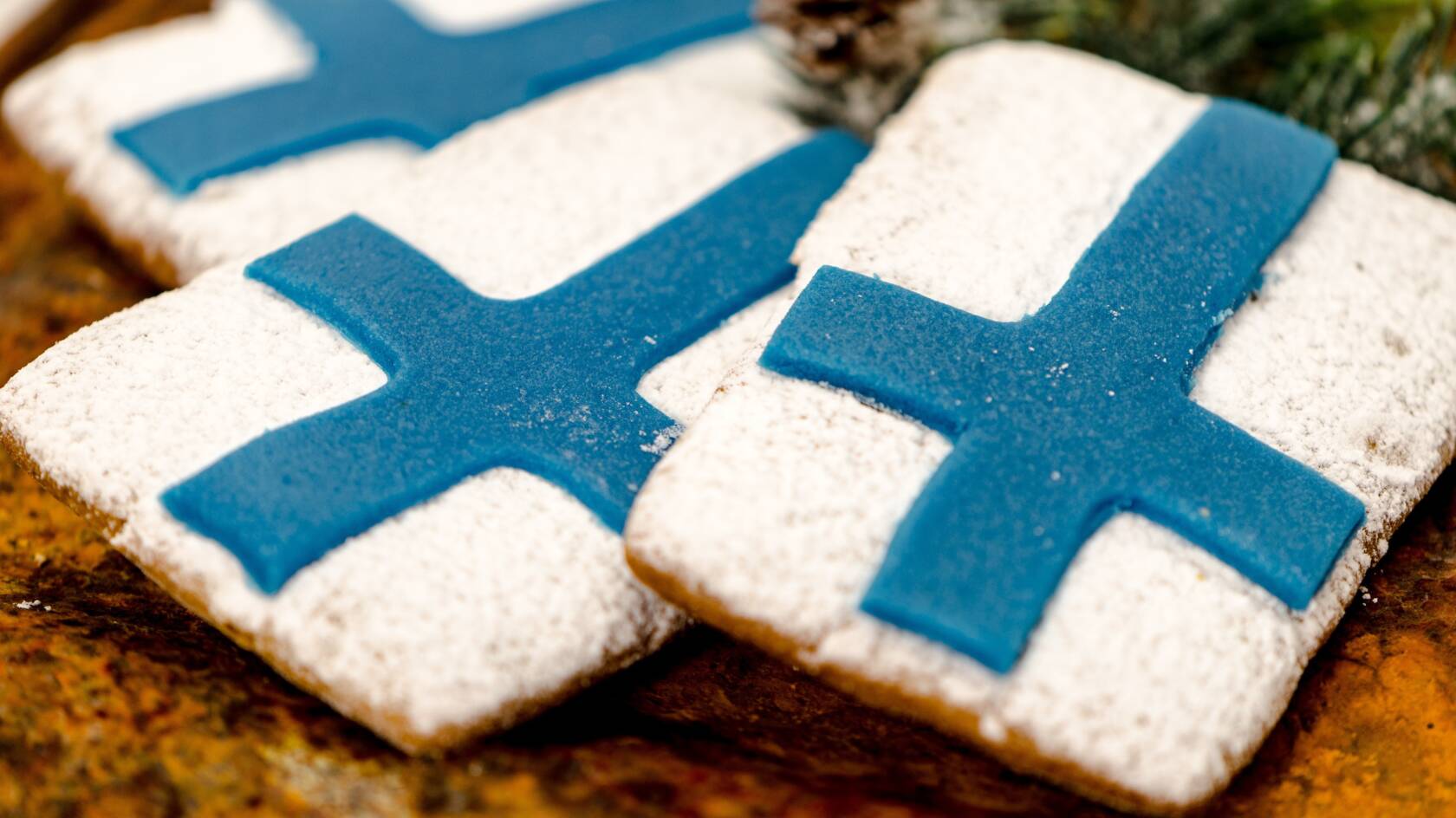 Piparkakkuja päällystettynä Suomen lippu -kuviolla