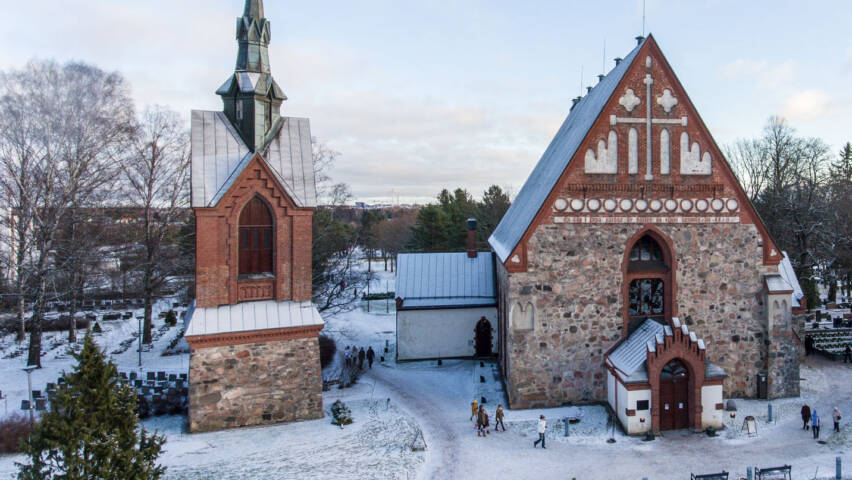 Helsinge kyrka S:t Lars i vinterskrud.
